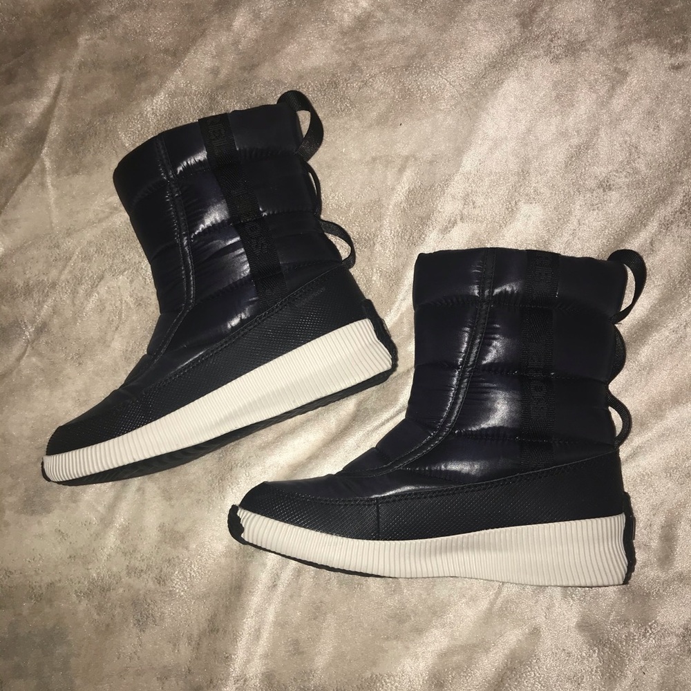 SOREL mid puffy boot, navy, black